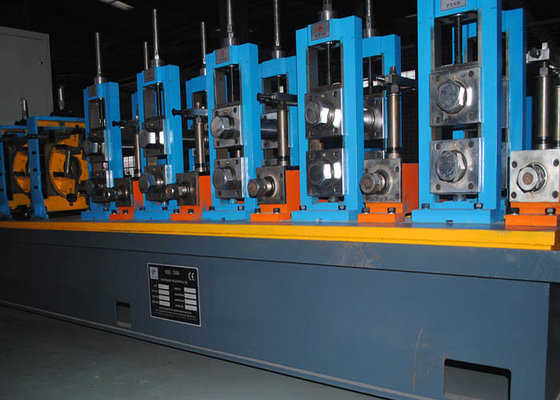 เครื่องจักรโรงสีท่อเหล็กคาร์บอนที่ทำงานได้อย่างราบรื่นพร้อมเสียงรบกวนต่ำ