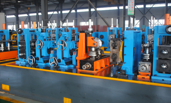 โรงงานผลิตท่อเหล็กปั่นความถี่สูง 8-20m / min ความเร็วการปั้น ปรับ