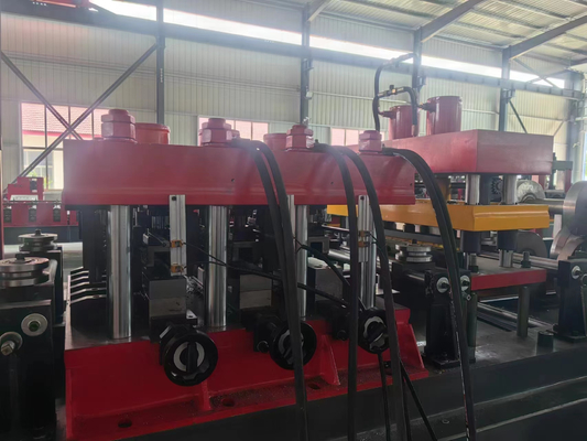 เครื่องทําท่อเหล็กประสิทธิภาพ 380V 3 ขั้นตอน 50Hz พลังงาน 7.5KW