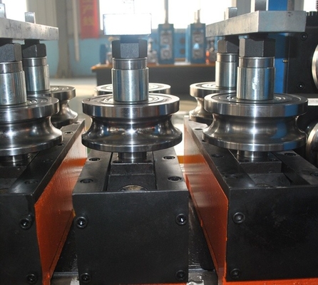 สม่ําเสมออัตโนมัติ Tube Mill ท่อ welded ทําเครื่องท่อสี่เหลี่ยมแม่นยํา