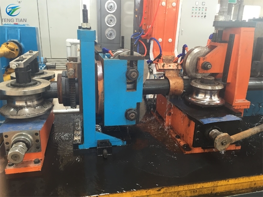 เครื่องเลื่อยตัดท่อด้วยคอมพิวเตอร์ความถี่สูงเหล็กกล้าคาร์บอน ERW Welded Pipe Production Line