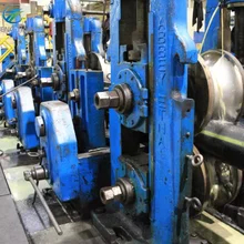 อัตโนมัติที่กําหนดเอง Tube Mill Roll Forming Machine สําหรับการผลิตท่อเหล็ก